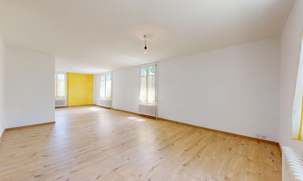 pièce vide avec radiateur, lumière naturelle, natural light, inside property, et sol en finition bois
