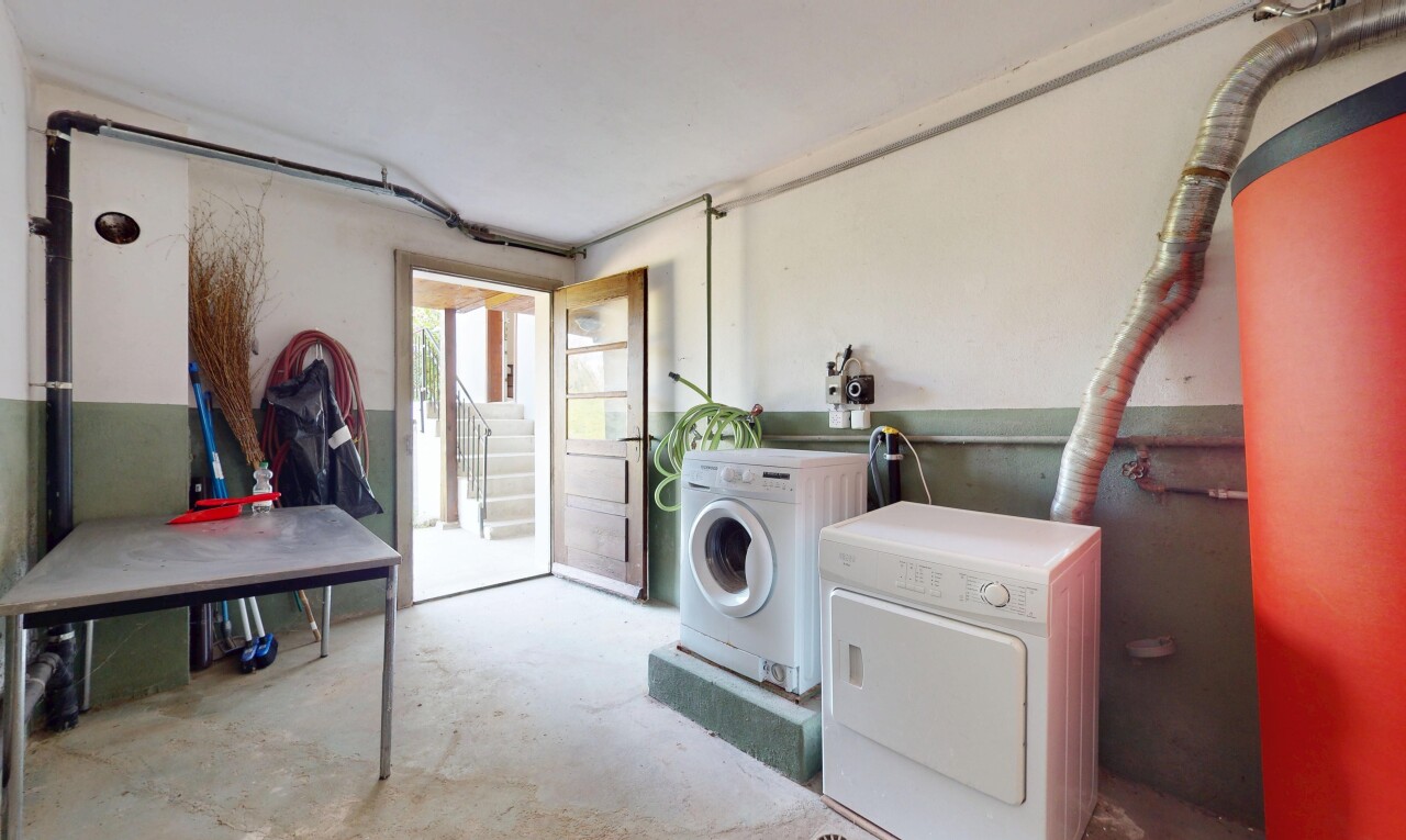 buanderie avec lave-linge et sèche-linge séparés, lumière naturelle, natural light, cloison sèche, et drywall