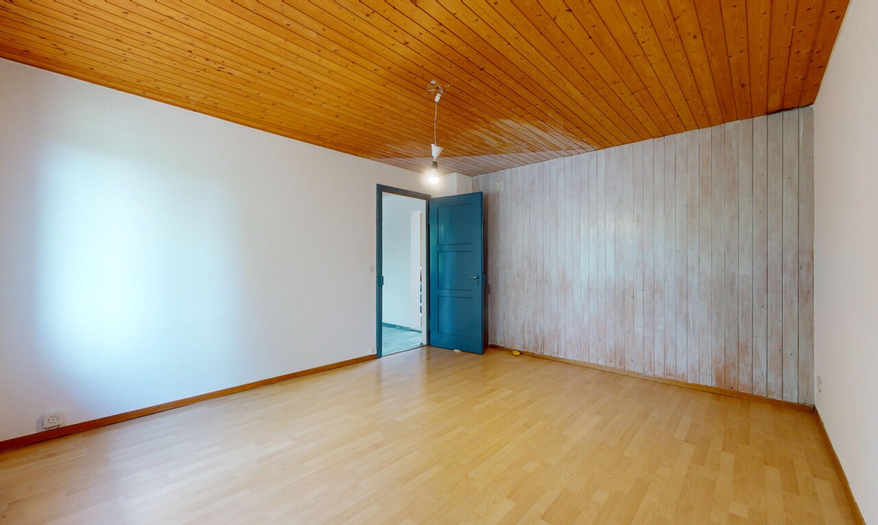 pièce vide avec sol en finition bois, wood finish floor, inside property, plafond en bois, et wood ceiling