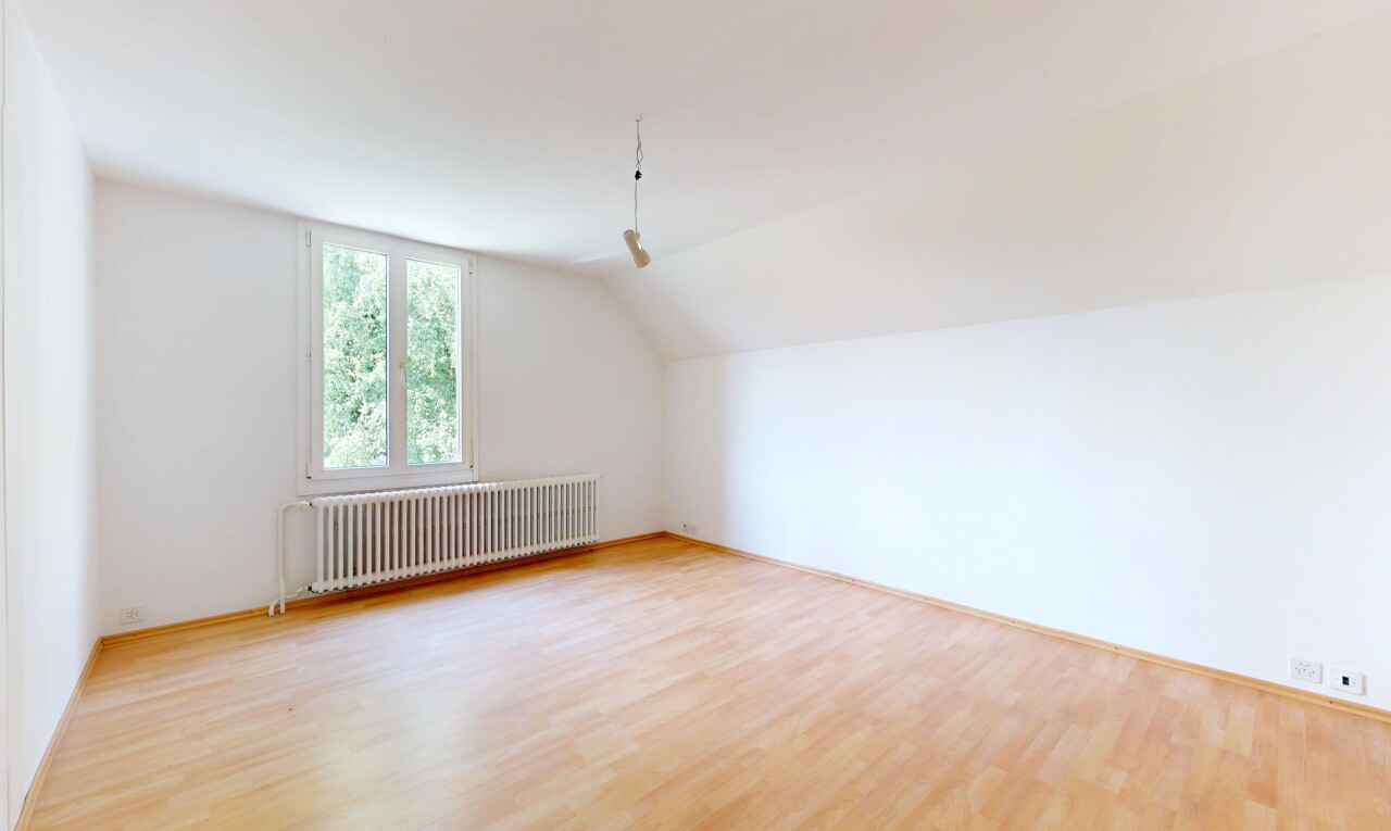 pièce vide avec radiateur, lumière naturelle, natural light, sol en finition bois, et wood finish floor