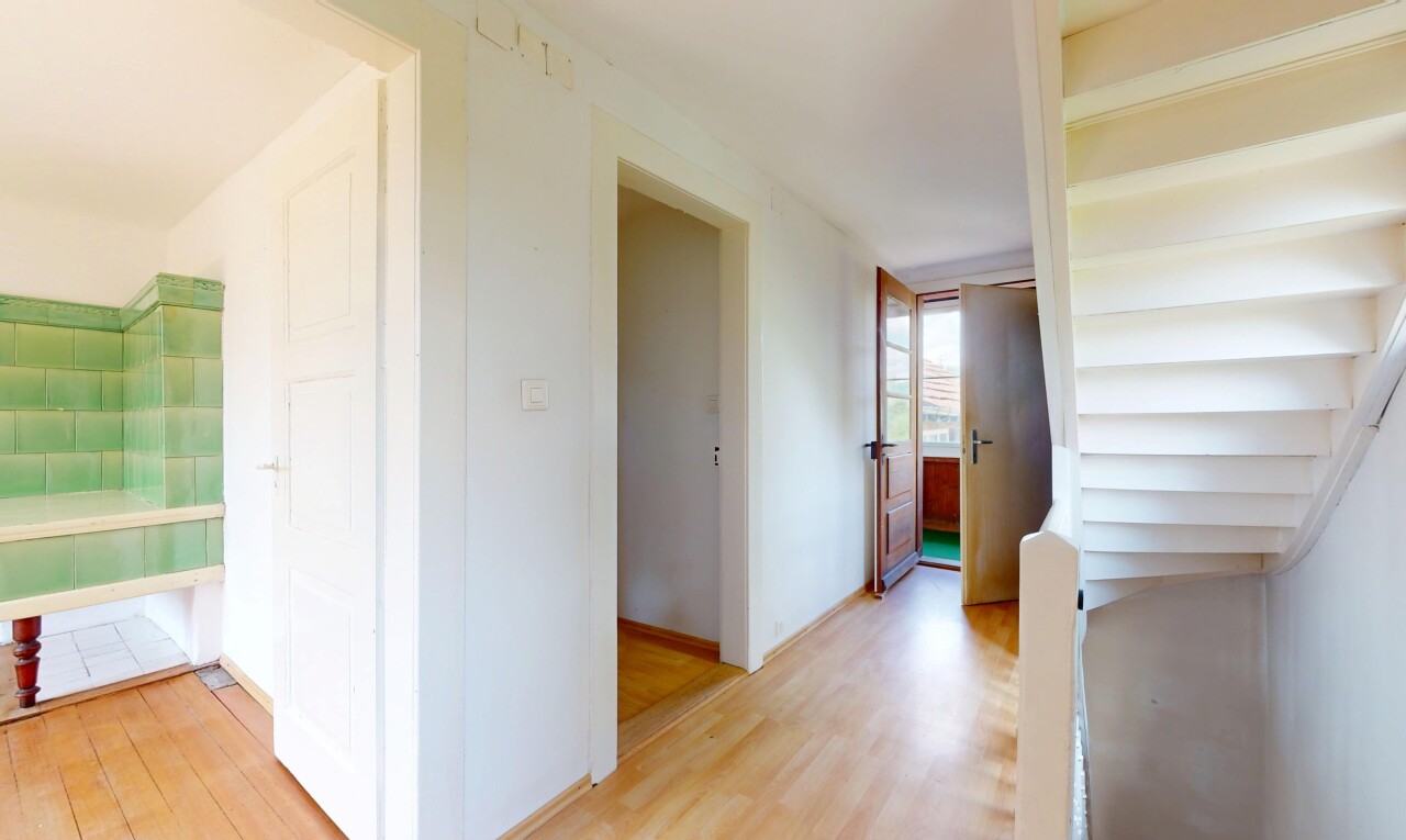 couloir avec sol en finition bois, wood finish floor, lumière naturelle, natural light, et cloison sèche