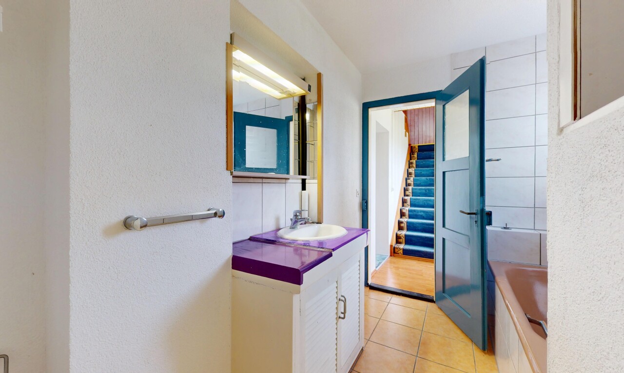 salle de bains avec évier, miroir, sol en carrelage, tile floor, et lavabo (ou coiffeuse selon le contexte)