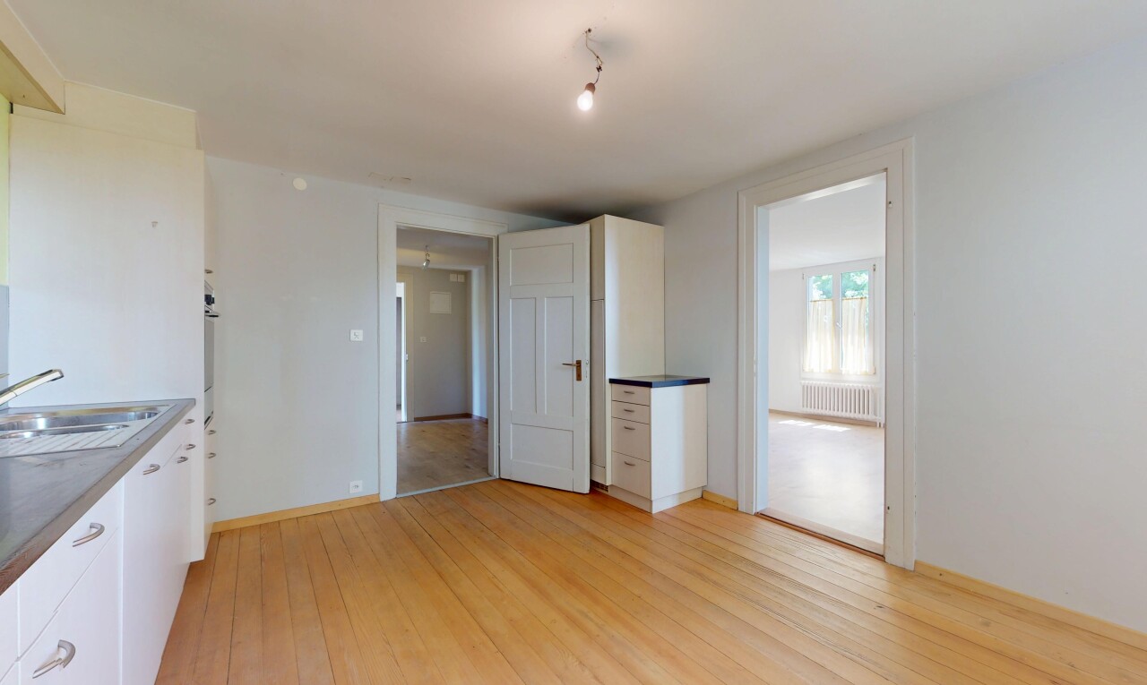 cuisine avec sol en finition bois, wood finish floor, inside property, cloison sèche, et drywall