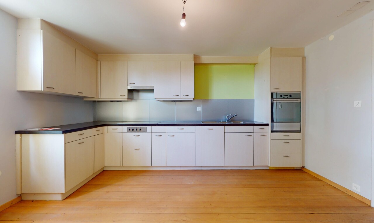 cuisine avec four, inside property, sol en finition bois, wood finish floor, et dosseret