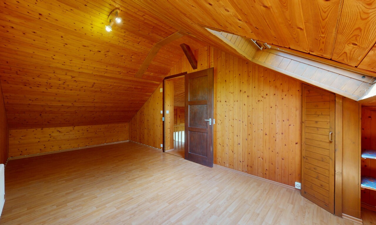 pièce vide avec plafond en bois, wood ceiling, mur en bois, wood wall, et pièce supplémentaire
