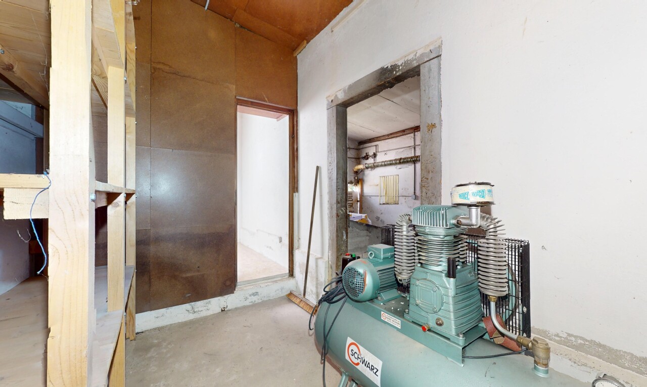 couloir avec sol en béton, concrete floor, inside property, cloison sèche, et drywall
