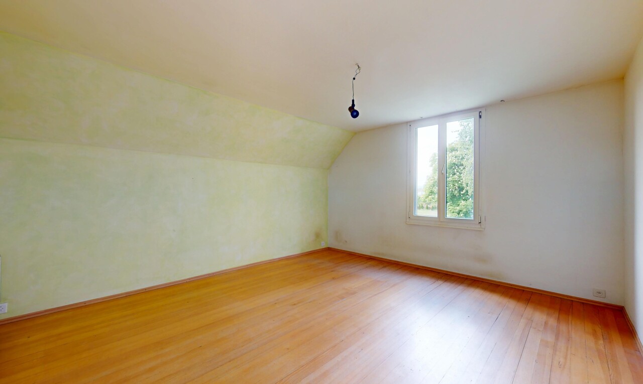 pièce vide avec lumière naturelle, natural light, sol en finition bois, wood finish floor, et inside property
