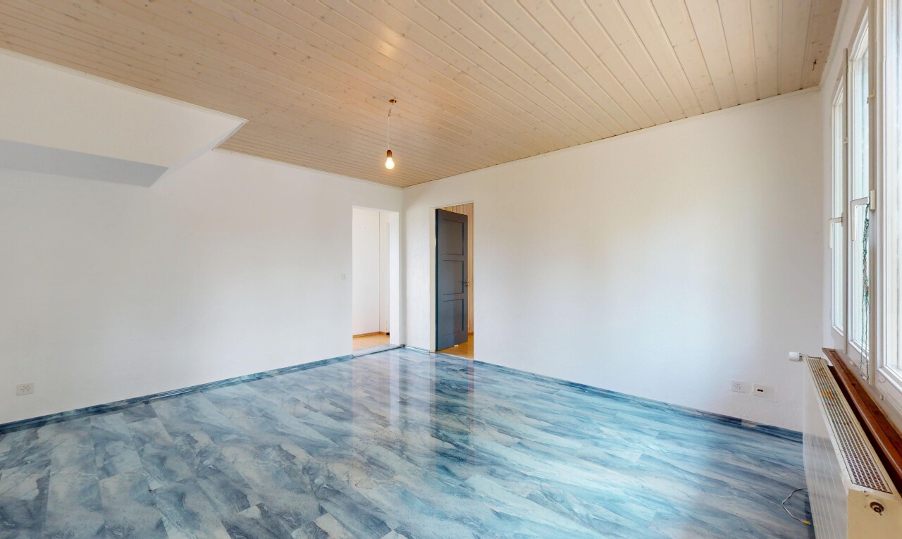 pièce vide avec inside property, plafond en bois, wood ceiling, cloison sèche, et drywall
