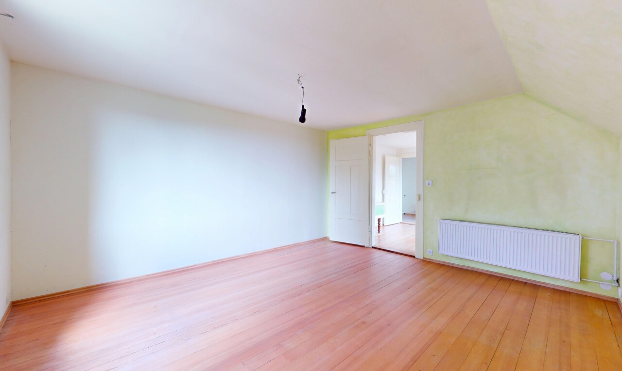 pièce vide avec radiateur, inside property, plafond bas, low ceiling, et sol en finition bois