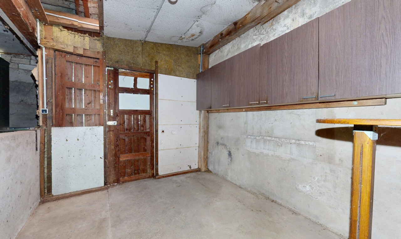 pièce vide avec sol en béton, concrete floor, inside property, et unfinished concrete floor