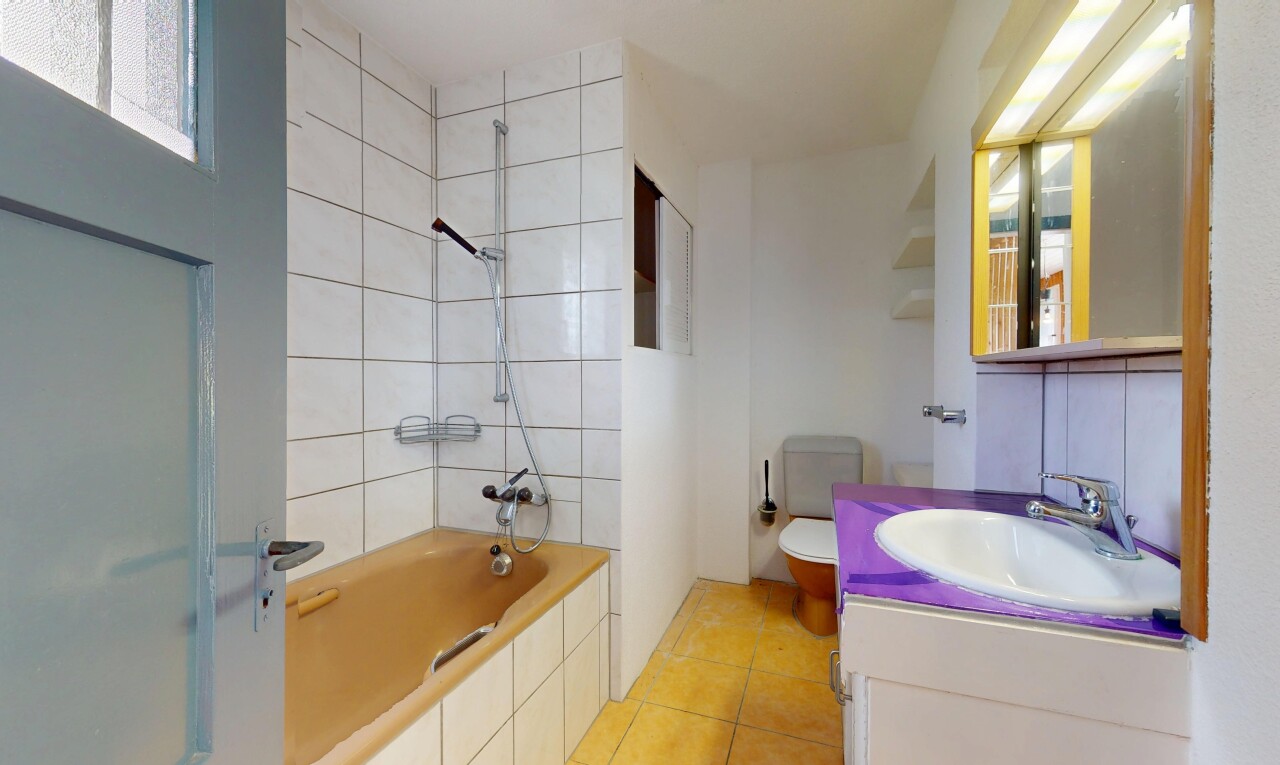 salle de bains avec évier, inside property, sol en carrelage, tile floor, et miroir