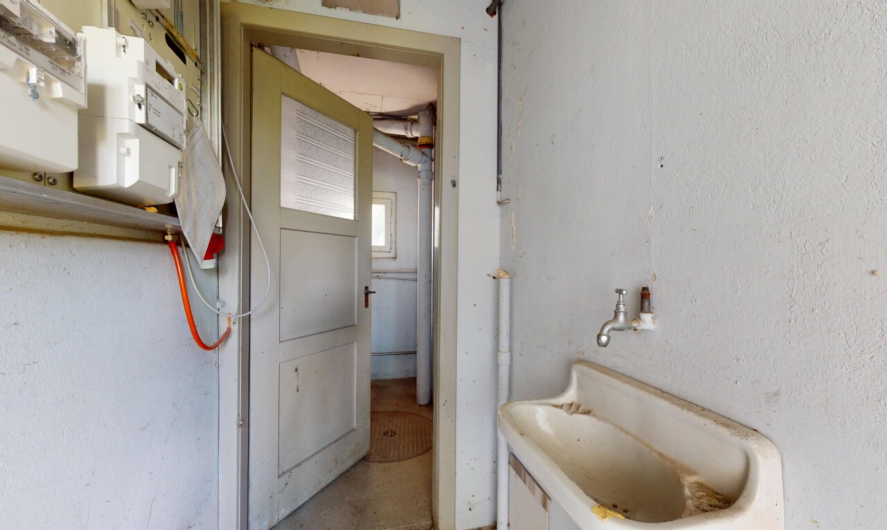 salle de bains avec inside property, lumière naturelle, et natural light