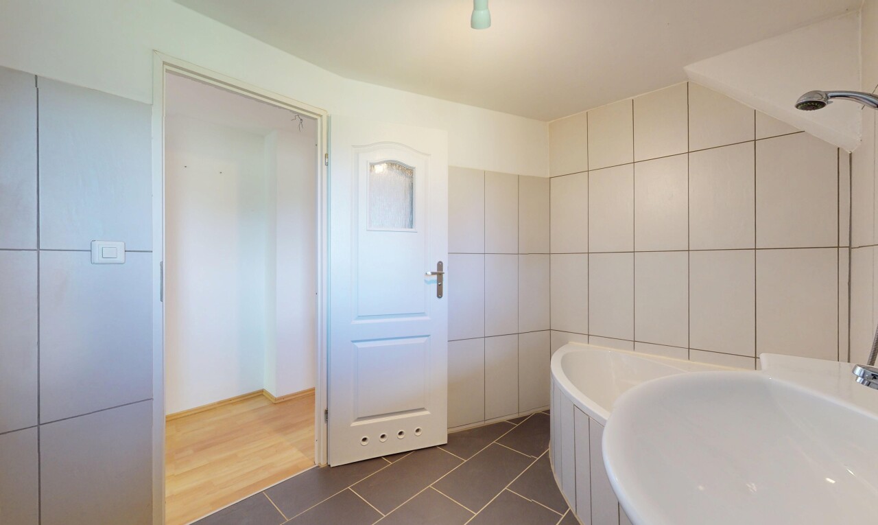 salle de bains avec inside property, sol en carrelage, tile floor, cloison sèche, et drywall