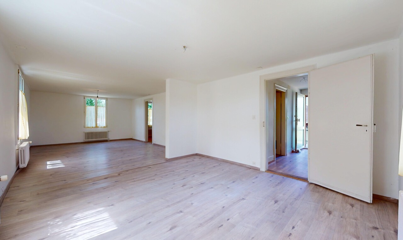 pièce vide avec radiateur, lumière naturelle, natural light, cloison sèche, et drywall