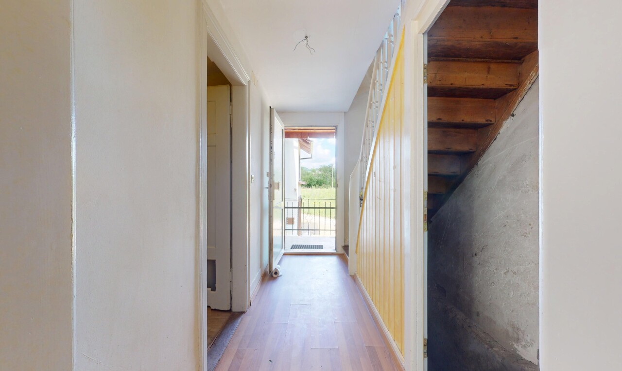 couloir avec lumière naturelle, natural light, inside property, sol en finition bois, et wood finish floor