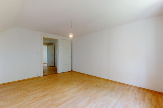 pièce vide avec sol en finition bois, wood finish floor, inside property, cloison sèche, et drywall
