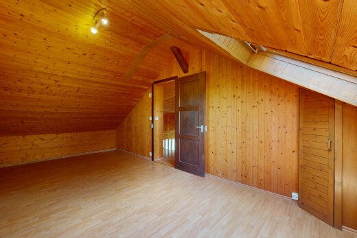 pièce vide avec plafond en bois, wood ceiling, mur en bois, wood wall, et pièce supplémentaire