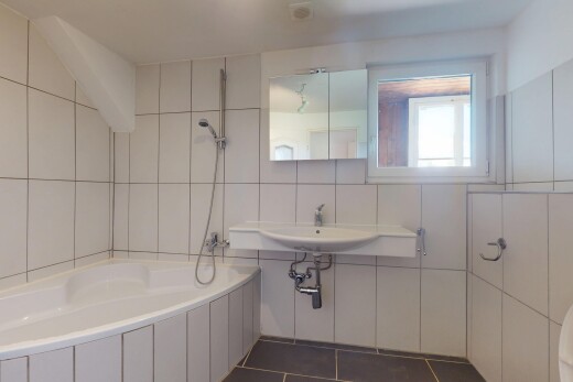 salle de bains avec bain, tile tub, salle de bain complète, inside property, et douche