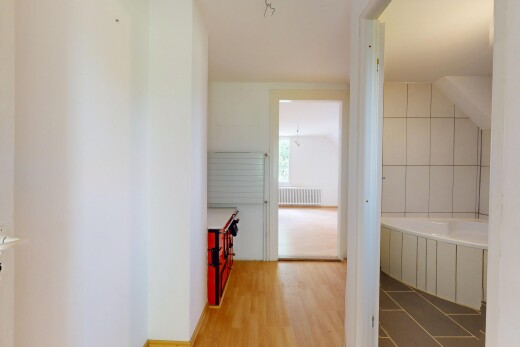 couloir avec inside property, sol en finition bois, wood finish floor, radiateur, et lumière naturelle