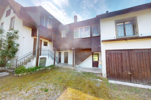 außenansicht mit property visible, treppen, schornstein, stuckverkleidung, und day time