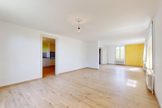 pièce vide avec radiateur, sol en finition bois, wood finish floor, inside property, et lumière naturelle