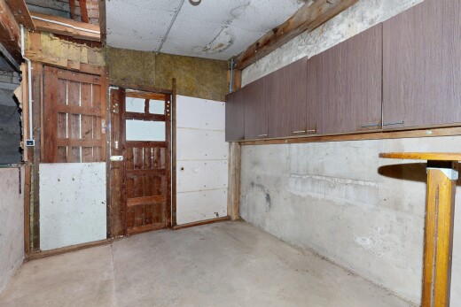 leerer raum mit betonboden, concrete floor, inside property, und unfinished concrete floor