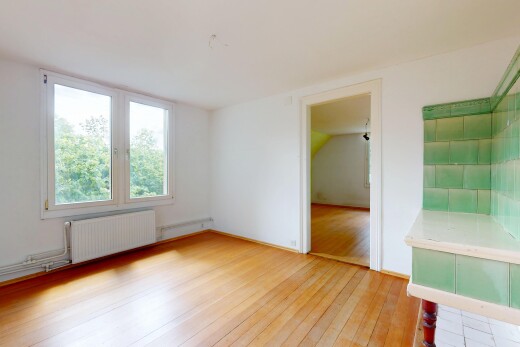 pièce vide avec radiateur, sol en finition bois, wood finish floor, lumière naturelle, et natural light