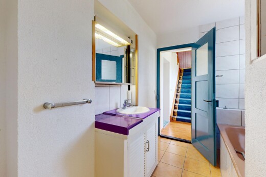 bad mit waschbecken, spiegel, fliesenboden, tile floor, und schminktisch