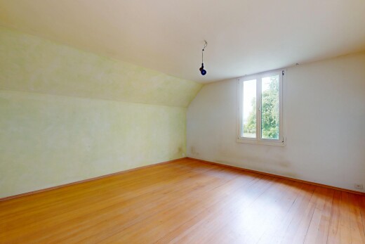 pièce vide avec lumière naturelle, natural light, sol en finition bois, wood finish floor, et inside property