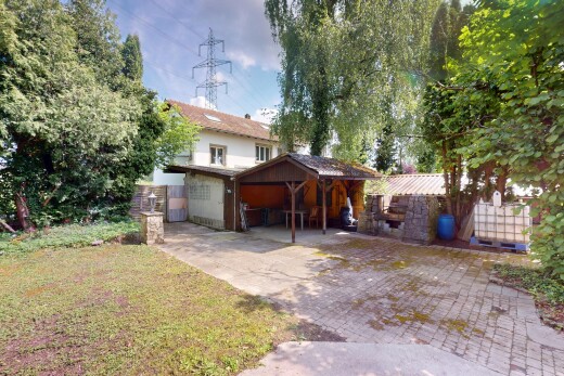 außenansicht mit high tension power lines view, blick auf hochspannungsleitungen, power lines view, property visible, und day time