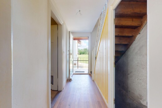 couloir avec lumière naturelle, natural light, inside property, sol en finition bois, et wood finish floor