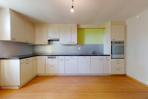 küche mit ofen, inside property, holzfußboden, wood finish floor, und küchenrückwand beim herd