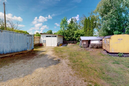 garten mit schuppen, außenansicht, power lines view, und day time