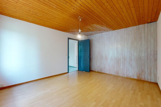 pièce vide avec sol en finition bois, wood finish floor, inside property, plafond en bois, et wood ceiling