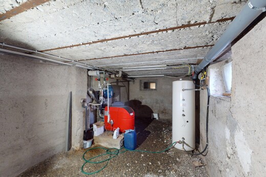 parking avec chauffe-eau et inside property