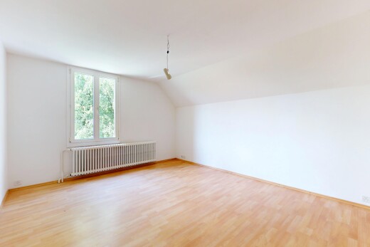 pièce vide avec radiateur, lumière naturelle, natural light, sol en finition bois, et wood finish floor