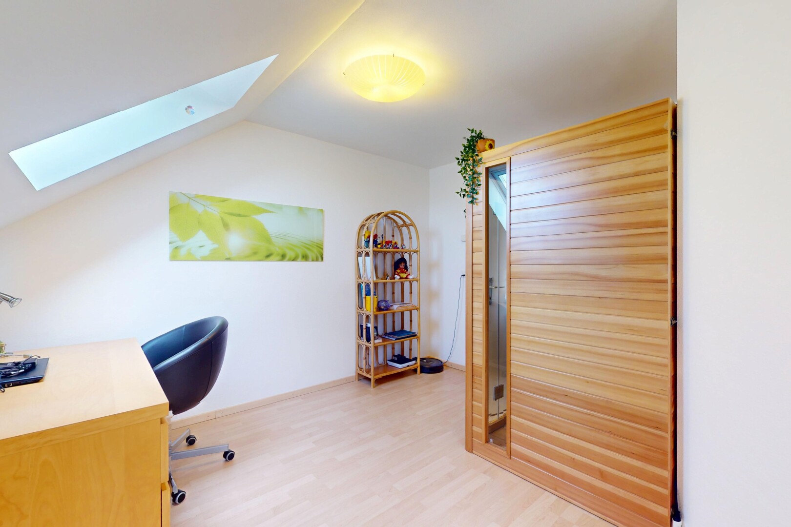chambre avec puits de lumière, inside property, sol en finition bois, wood finish floor, et cloison sèche