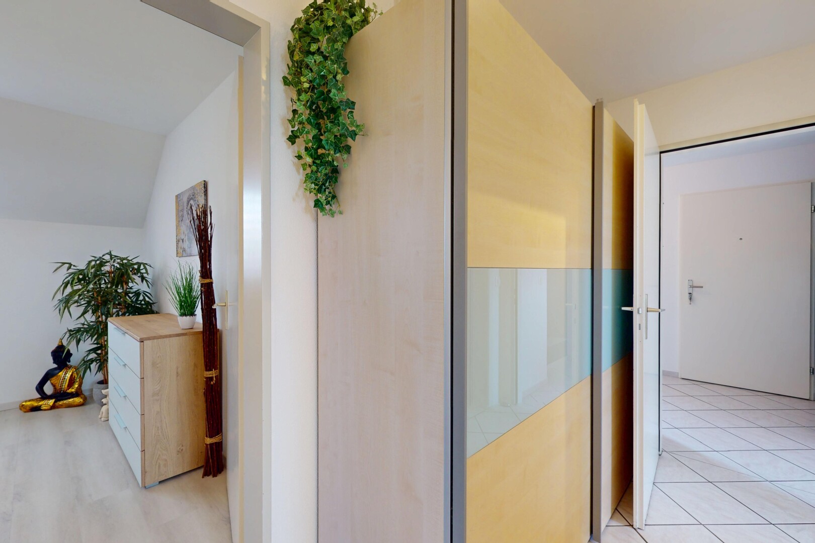 couloir avec inside property, cloison sèche, drywall, plafond voûté, et vaulted ceiling