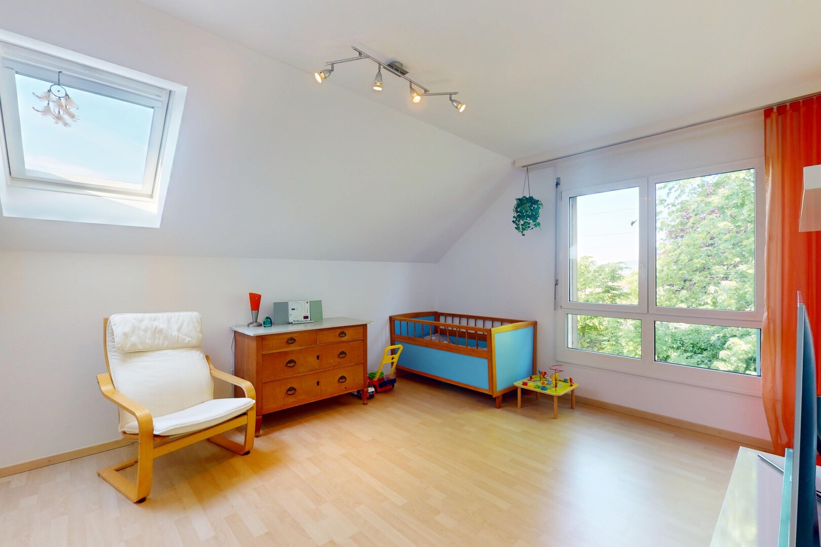 chambre avec pièce supplémentaire, cloison sèche, drywall, puits de lumière, et inside property