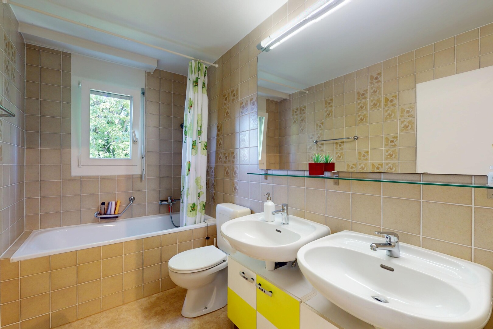 salle de bains avec évier, mur en carrelage, tile wall, inside property, et lumière naturelle