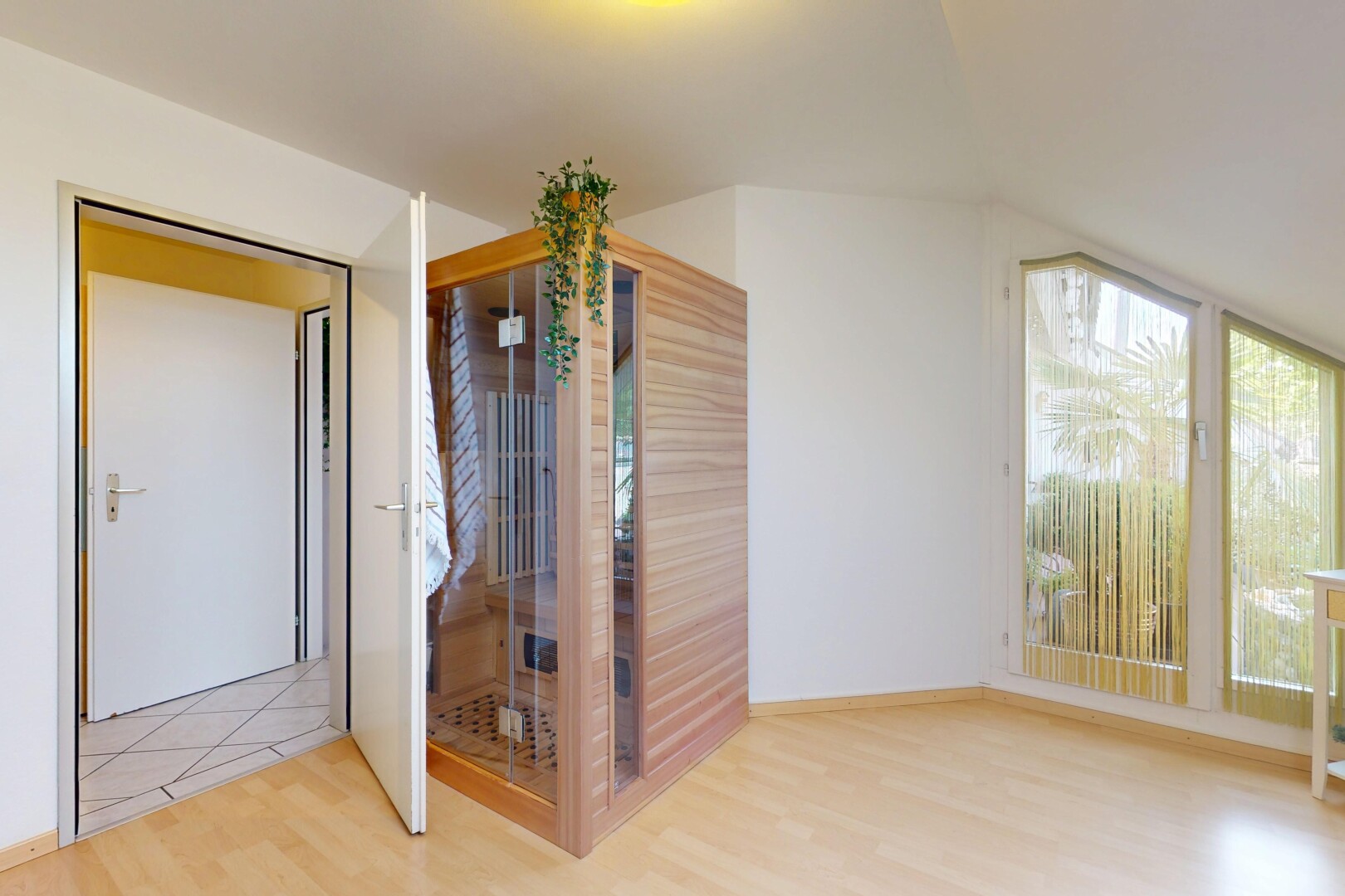 pièce vide avec lumière naturelle, natural light, sol en finition bois, wood finish floor, et cloison sèche
