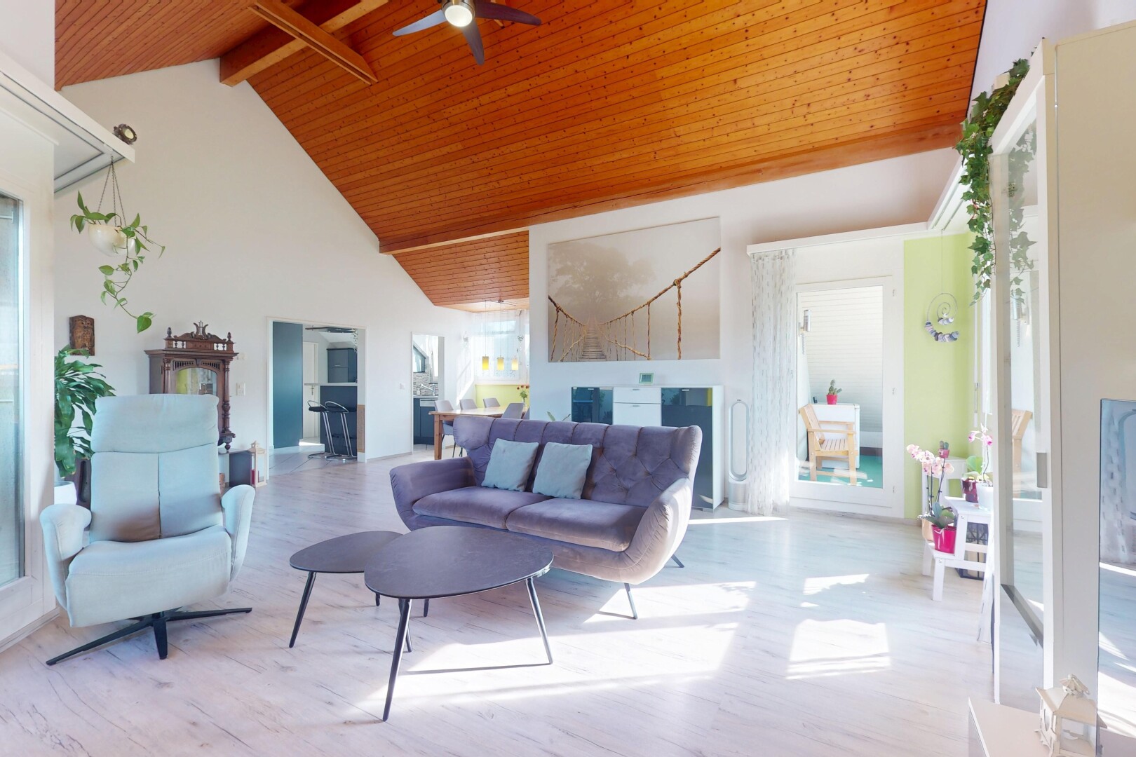 salon avec plafond en bois, wood ceiling, ventilateur de plafond, plafond voûté, et vaulted ceiling