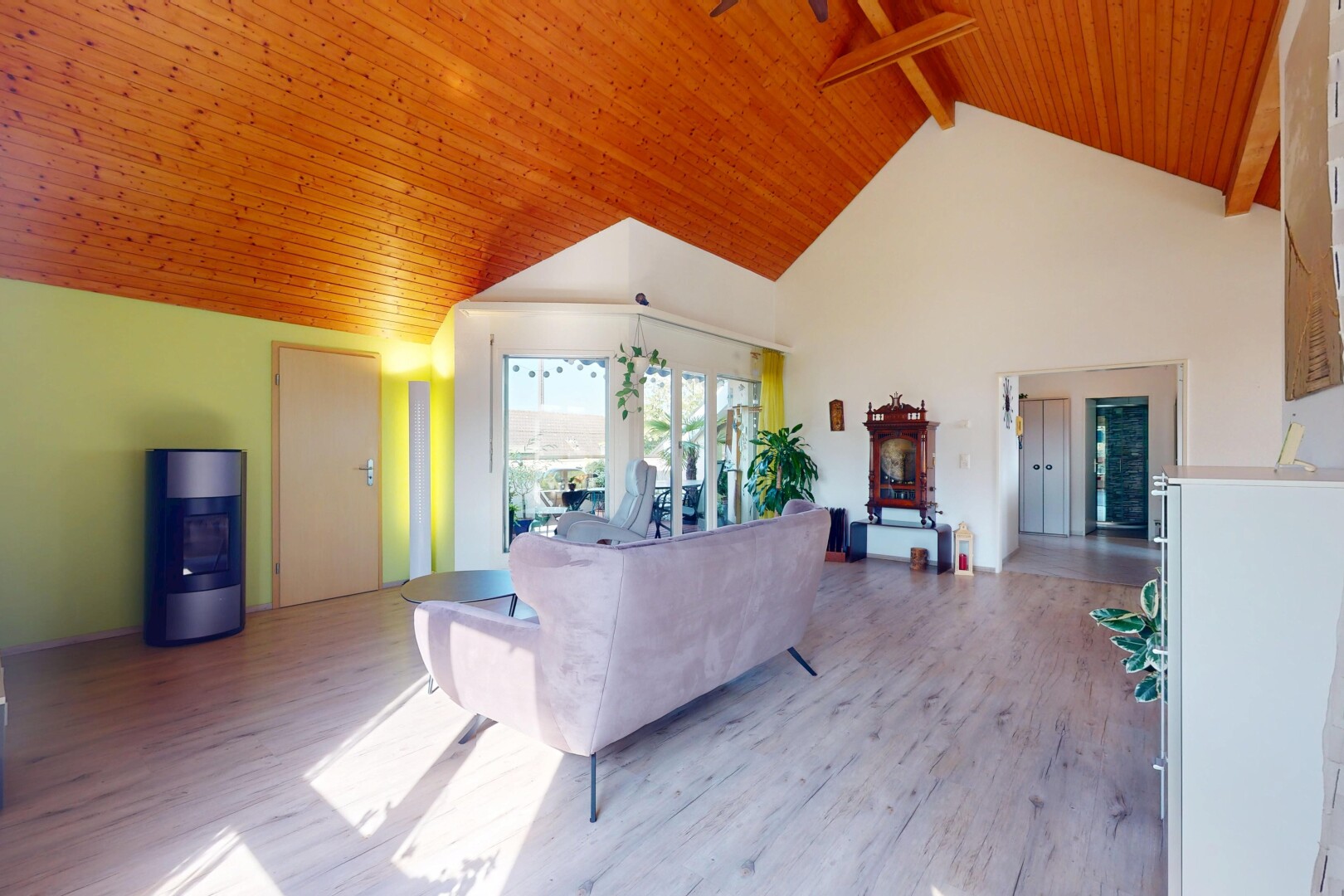 salon avec plafond en bois, wood ceiling, inside property, plafond voûté, et vaulted ceiling