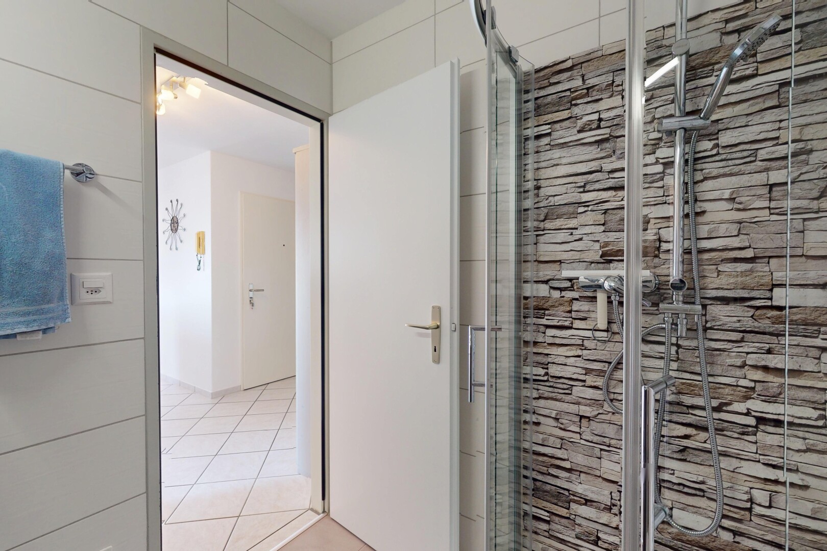 couloir avec inside property, sol en carrelage, et tile floor