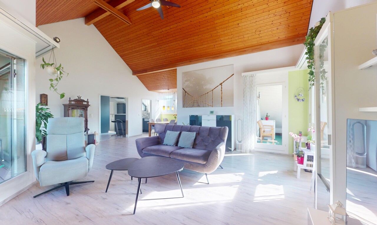 salon avec plafond en bois, wood ceiling, ventilateur de plafond, plafond voûté, et vaulted ceiling