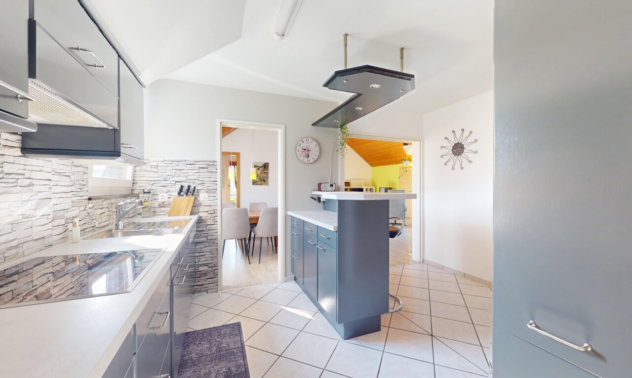 cuisine avec plaque de cuisson, inside property, dosseret, backsplash, et sol en carrelage