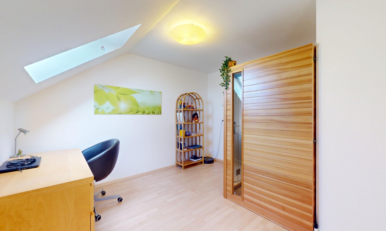 chambre avec puits de lumière, inside property, sol en finition bois, wood finish floor, et cloison sèche