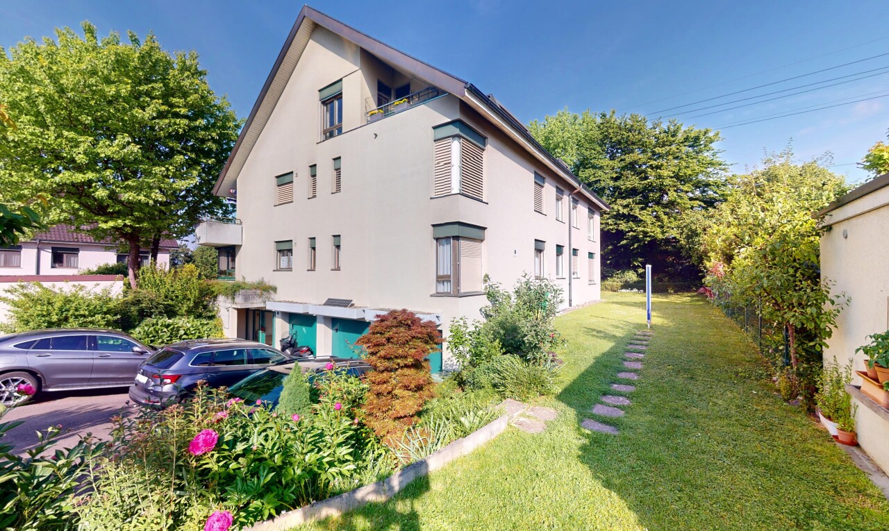 façade avec property visible, pelouse, bardage en stuc, et day time