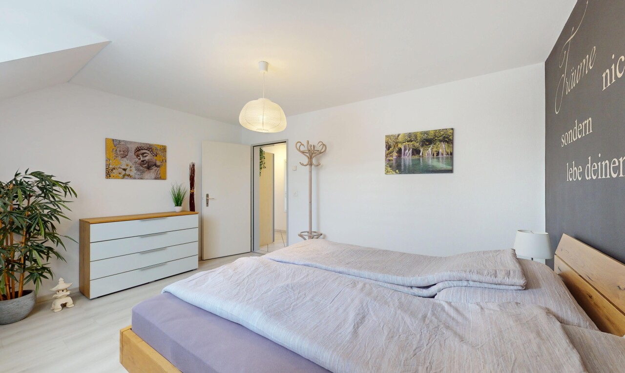 chambre avec cloison sèche, drywall, sol en finition bois, wood finish floor, et inside property