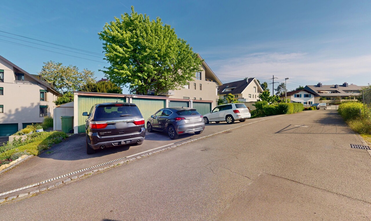 façade avec power lines view, residential view, vue résidentielle, parking, et day time